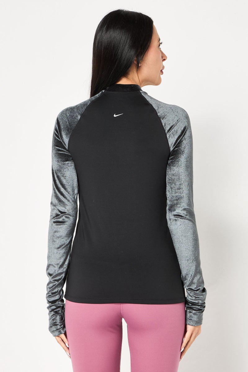 Nike بلوزة رياضية نسائية بأكمام طويلة مناسبة في الهواء الطلق، سوداء - Image 4