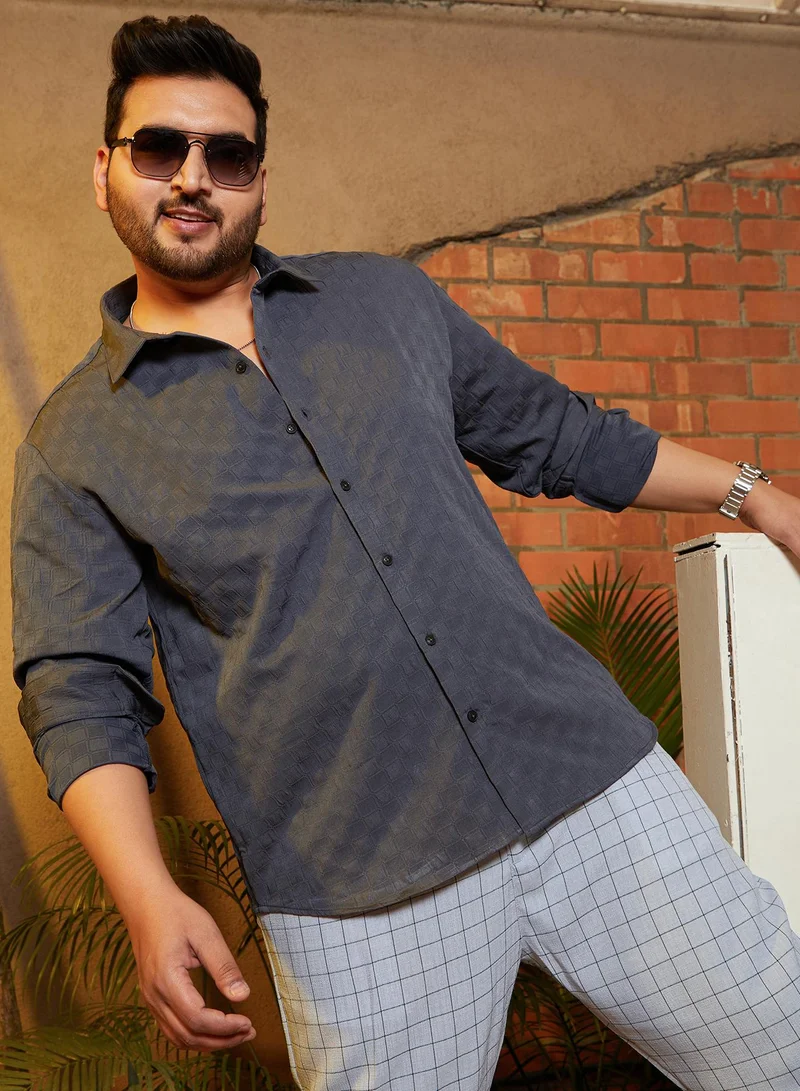 انستافاب بلس قميص رجالي رمادي فحمي بنقشة طوب بياقة ممتدة وأكمام طويلة بأزرار مقاس كبير بتصميم مريح للاستخدام اليومي