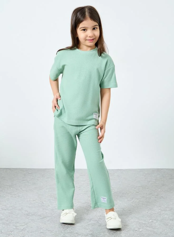 ستايلي طقم من بنطال جوغر وبلوزة محبوكة