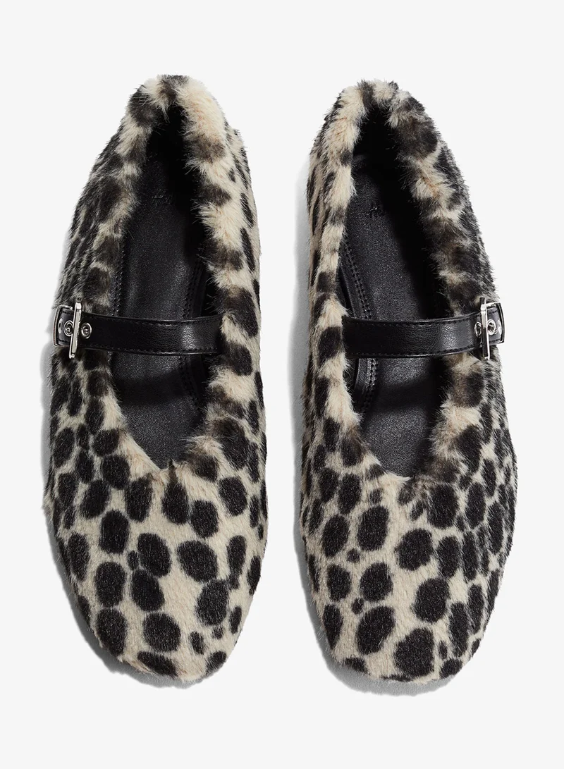 اتش اند ام حذاء باليه بتصميم ماري جين