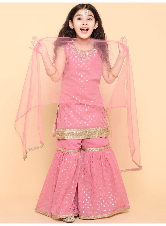 أديفا طقم كورتا شارارا بدون أكمام بطبعة رقائق معدنية من Adiva Georgette للأطفال للبنات (G-1031-Rani-28) - Image 2