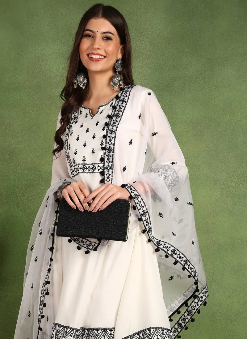 زيري سوق White Silk Blend Thread Work A-Line 3-Piece Kurta Set