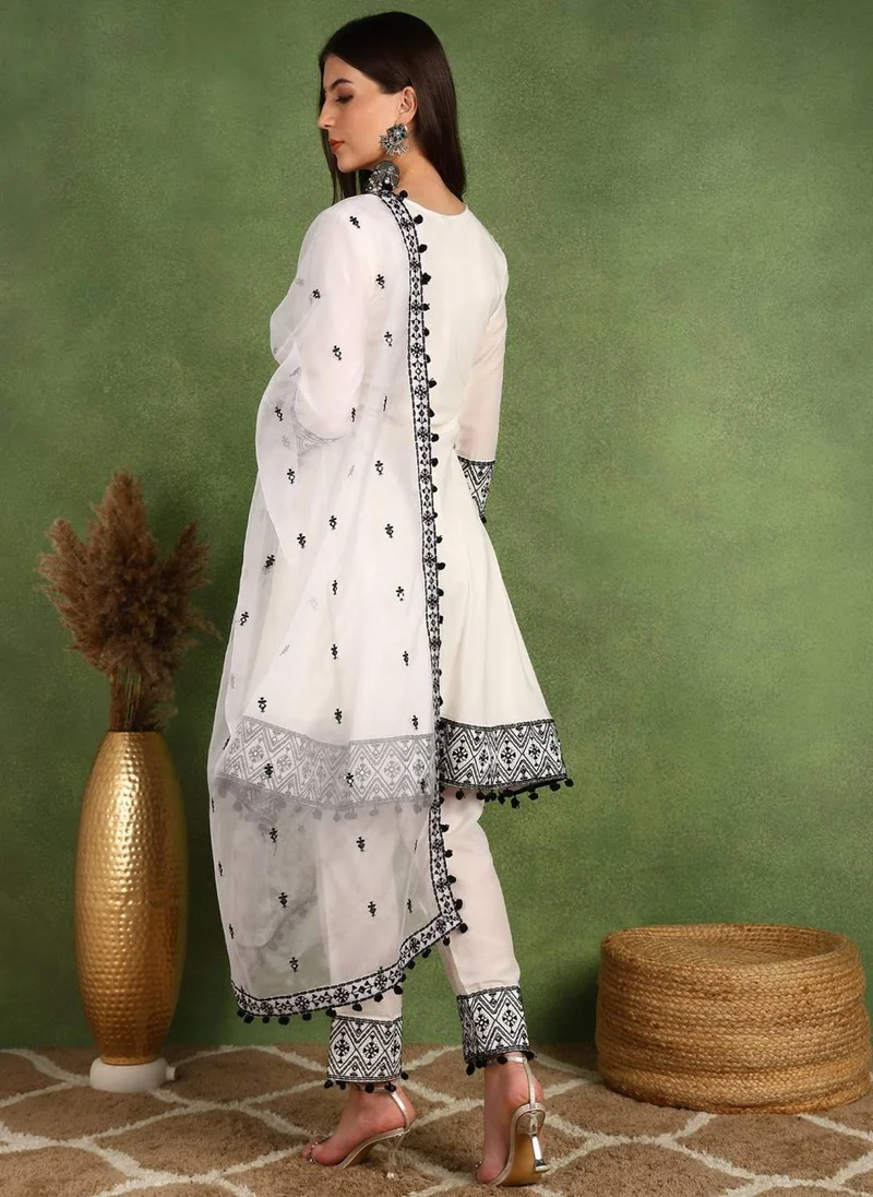 زيري سوق White Silk Blend Thread Work A-Line 3-Piece Kurta Set
