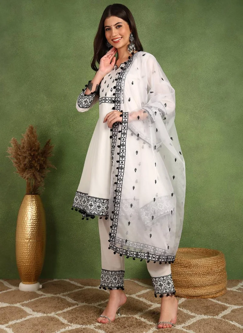 زيري سوق White Silk Blend Thread Work A-Line 3-Piece Kurta Set