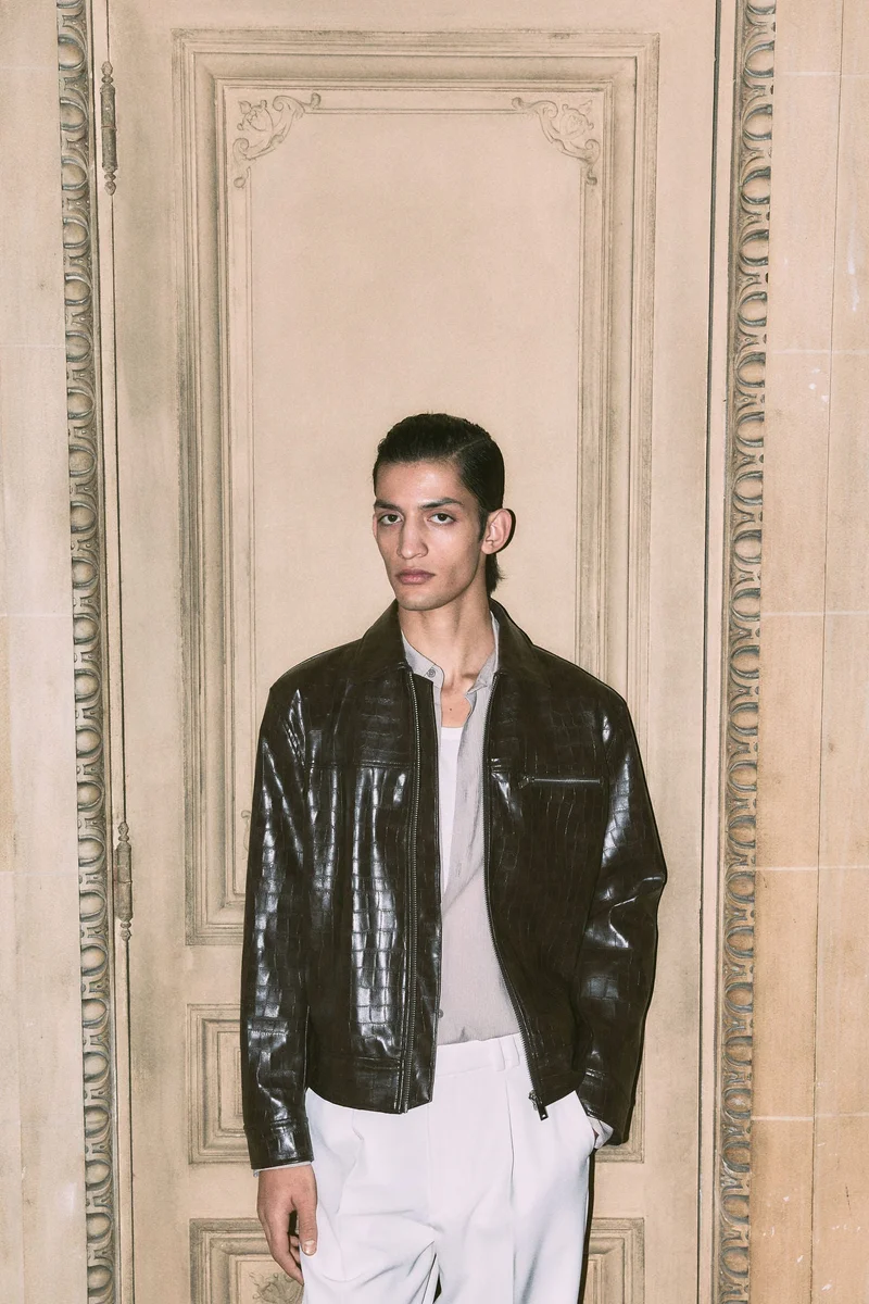 اتش اند ام قميص من نسيج مجعد بقصة عادية