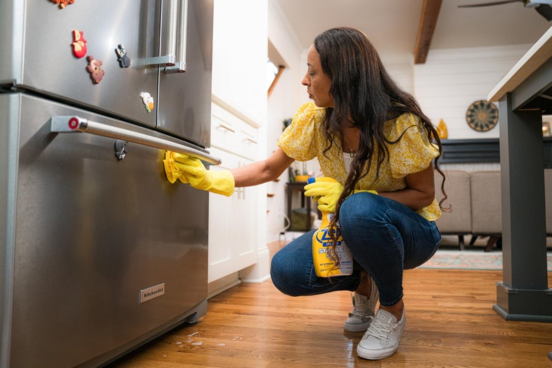 Zep Plus Stainless Steel Cleaner - 32 Fl OZ - R53512-2-in-1 benefits clean while preventing future fingerprints and smudges. - Image 4