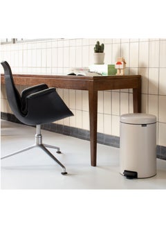 brabantia سلة المهملات NewIcon ذات الدواسة، سعة 20 لترًا، إغلاق ناعم، دلو داخلي من البلاستيك - لون بيج ناعم  - Image 2