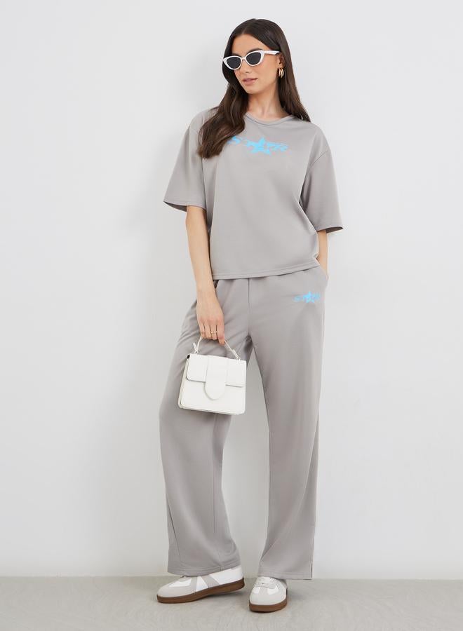 تايك تو طقم تي شيرت وبنطلون بطبعة نجوم رمادية - Image 1