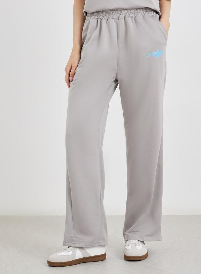 تايك تو طقم تي شيرت وبنطلون بطبعة نجوم رمادية - Image 4