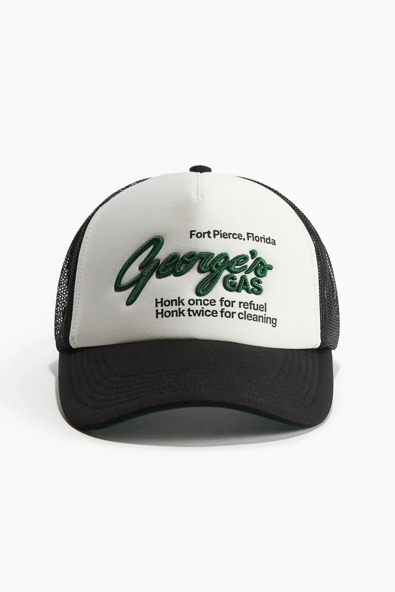 اتش اند ام قبعة تراكر بتفاصيل مزخرفة