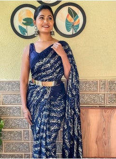 Grab Mantra ساري جورجيت جاهز للارتداء مع تسلسل باللونين الأزرق والفضي بالإضافة إلى حزام معدني ذهبي وبلوزة غير مخيطة  - Image 3