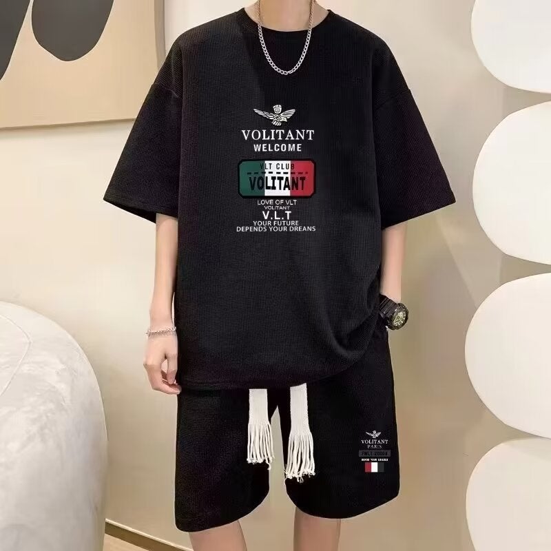 بدلة رياضية غير رسمية جديدة صيفية للرجال قميص بأكمام قصيرة علامة تجارية عصرية شورتات بخمسة نقاط فضفاضة على طراز هونغ كونغ مجموعة من قطعتين باللون الأسود - Image 1