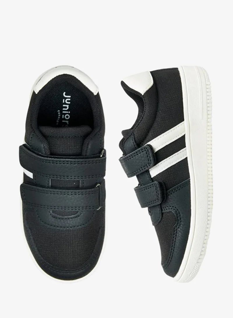 جونيورز أحذية رياضية للأولاد بشريط لاصق وتصميم مقسم