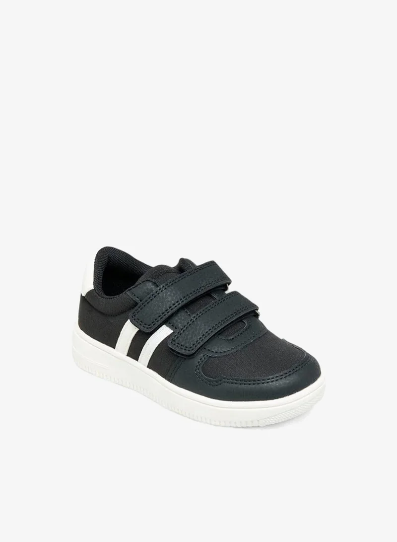 جونيورز أحذية رياضية للأولاد بشريط لاصق وتصميم مقسم