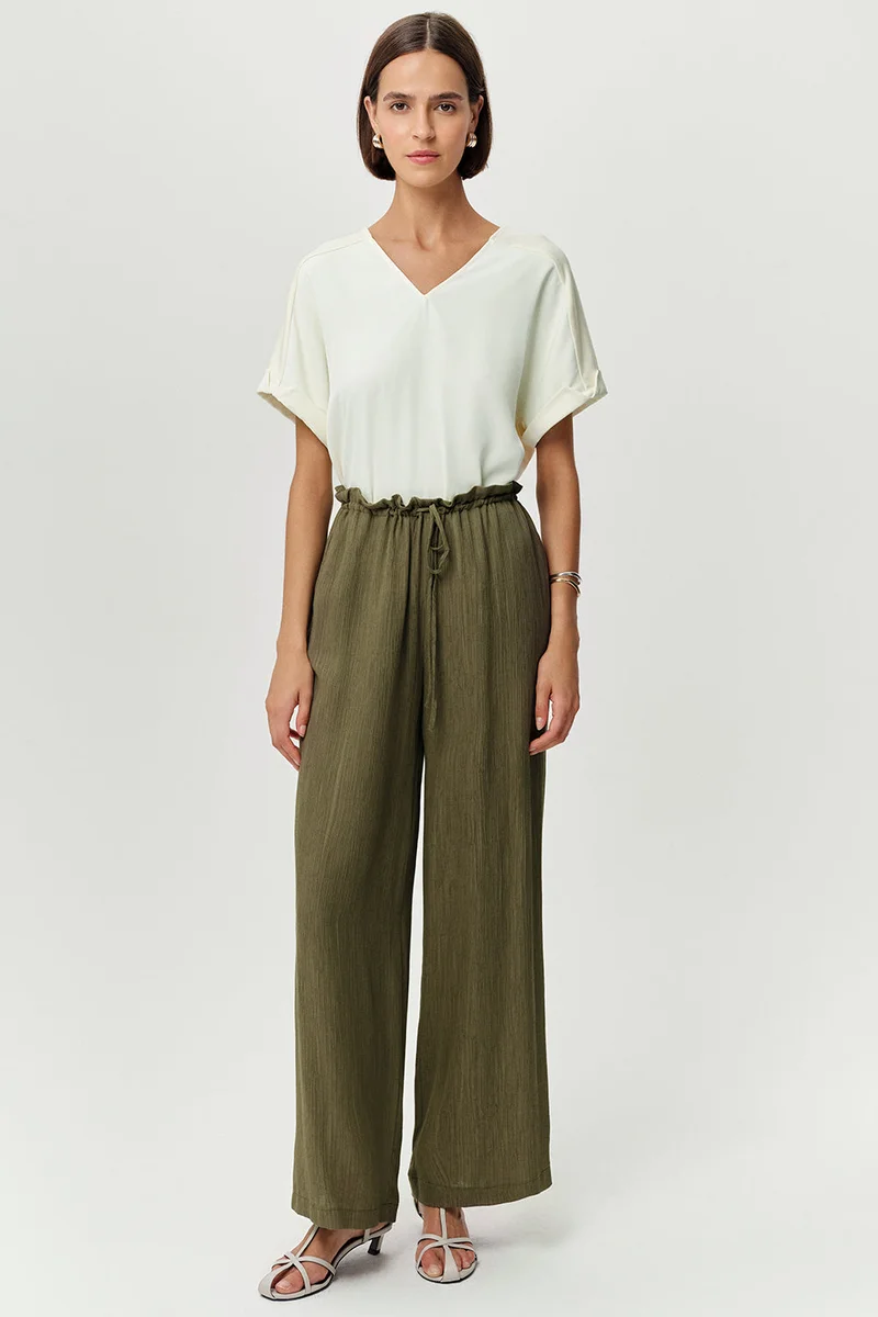 Exquise Wide-leg, regular woven khaki trousers with drawstring waist and pockets.