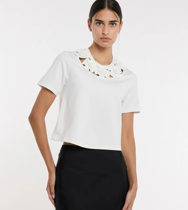 بي سي بي جي BCBG White Flower Applique Top
