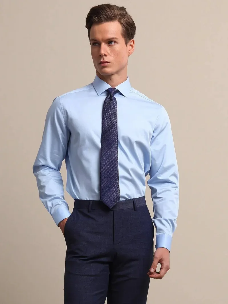 كيب قميص قطني كلاسيكي سادة بلون أزرق فاتح، بقصة عادية، مصنوع من القطن بنسبة 100%