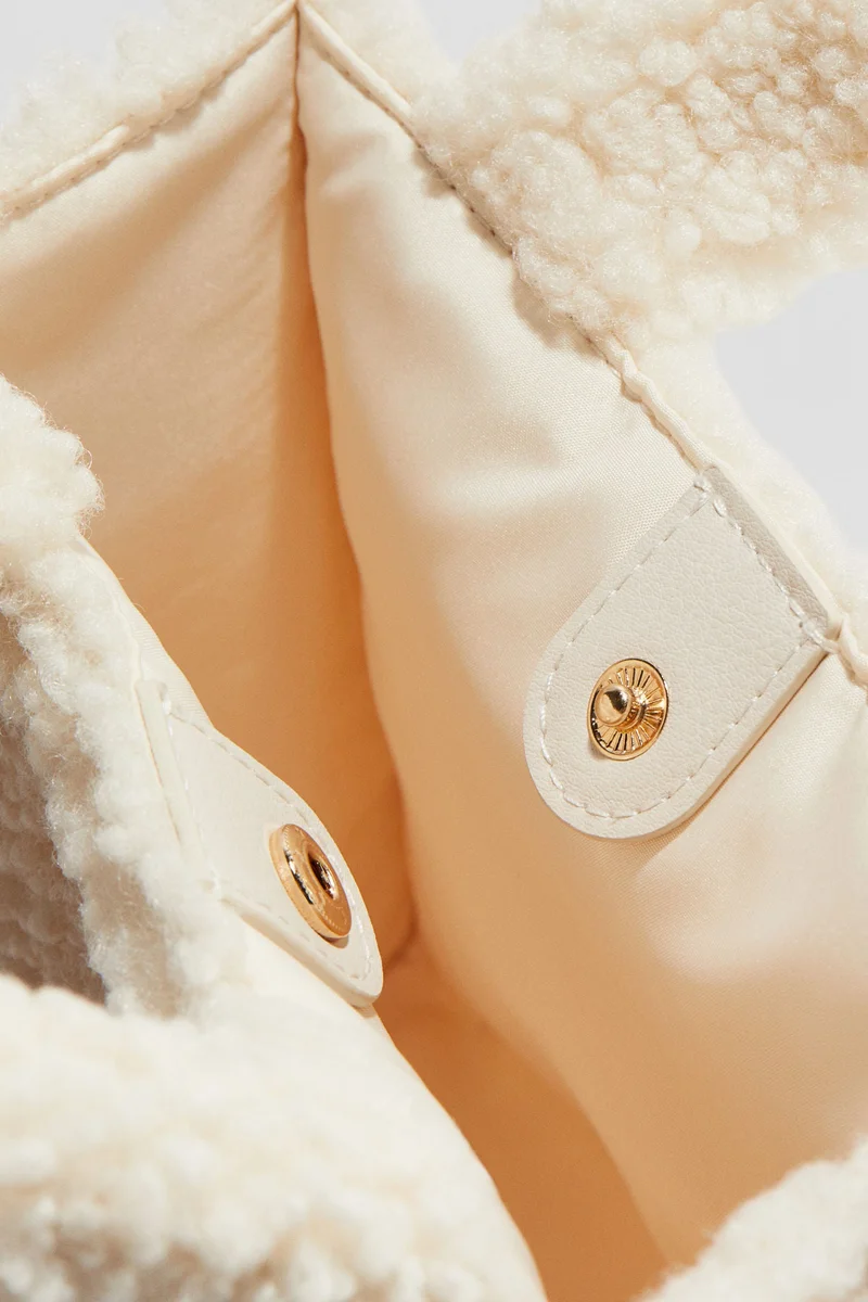 اتش اند ام حقيبة كروس بودي من نسيج تيدي