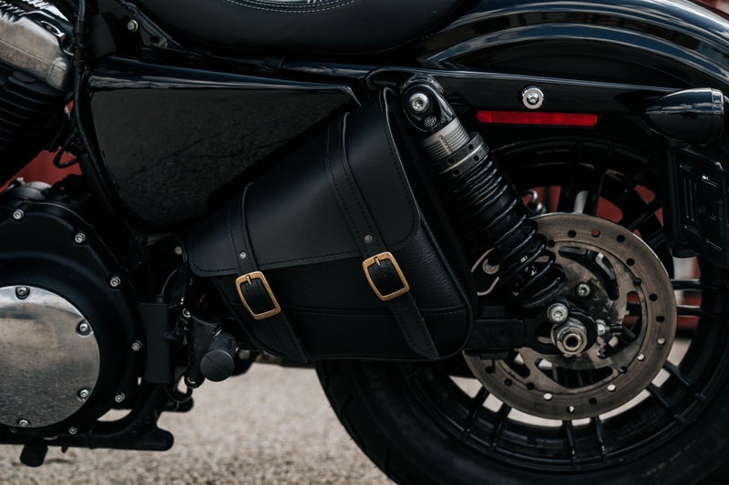 Dowco حقيبة ديوكو ويلي وماكس براس مونكي السوداء لدراجة نارية - دوال شوك - سبورتستر - 59778-08 سوداء مع مشابك نحاسية، 10.5" × 11.5" × 4.5" - Image 2