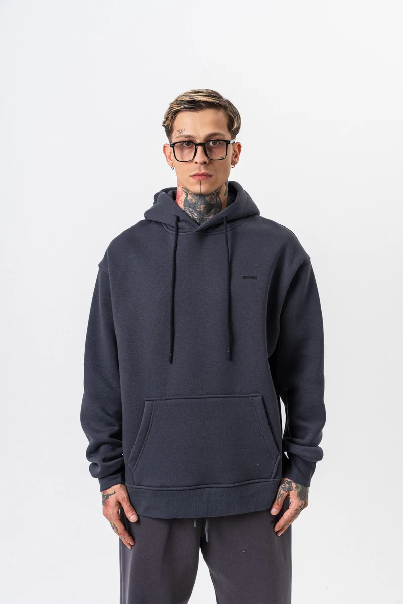 ريسباير هودي رجالي أساسي واسع (Oversize) بغطاء رأس بتفاصيل نص "Respire" لون رمادي داكن (Füme)