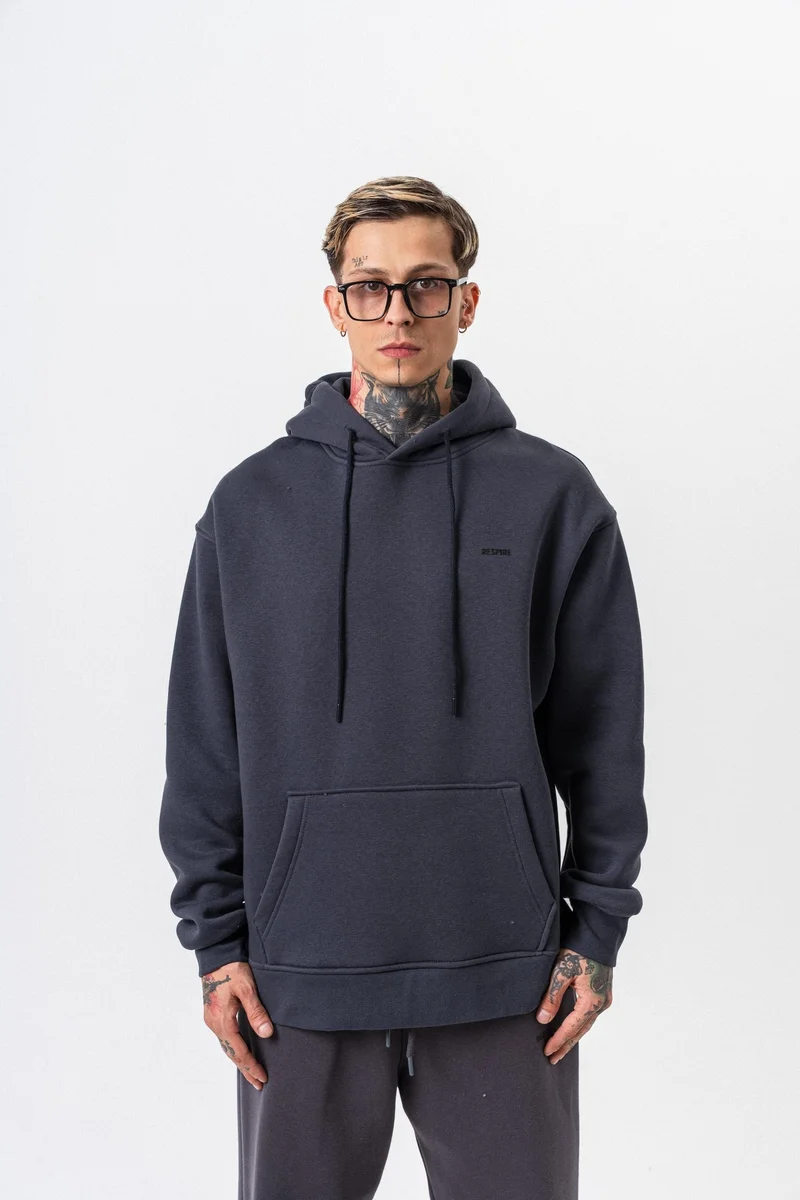 ريسباير هودي رجالي أساسي واسع (Oversize) بغطاء رأس بتفاصيل نص "Respire" لون رمادي داكن (Füme)