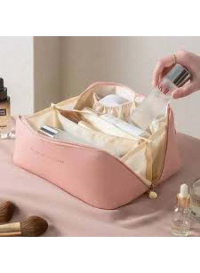 شنطة تنظيم مكياج أنيقة بلون وردي، مثالية لحفظ مستحضرات التجميل والإكسسوارات بشكل مرتب وآمن. - Image 2