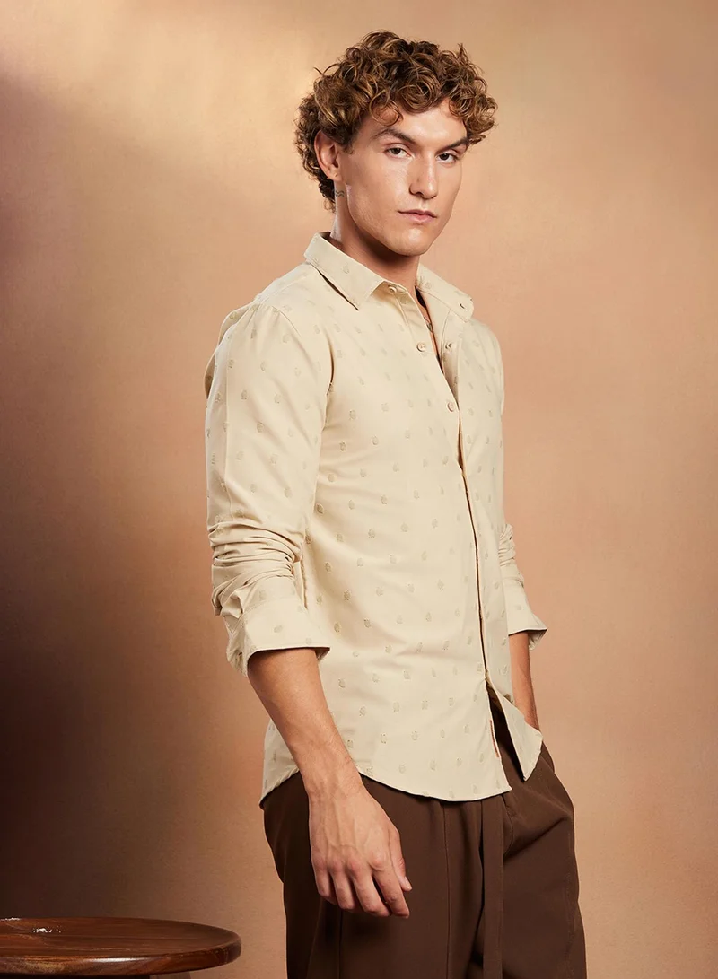 كامبوس سوترا Campus Sutra Men's Sand Beige Polka-Tactile Shirt For Casual Wear | Spread Collar | Long Cuffed Sleeves | Button Closure | Shirt Crafted With Comfort Fit For Everyday Wear