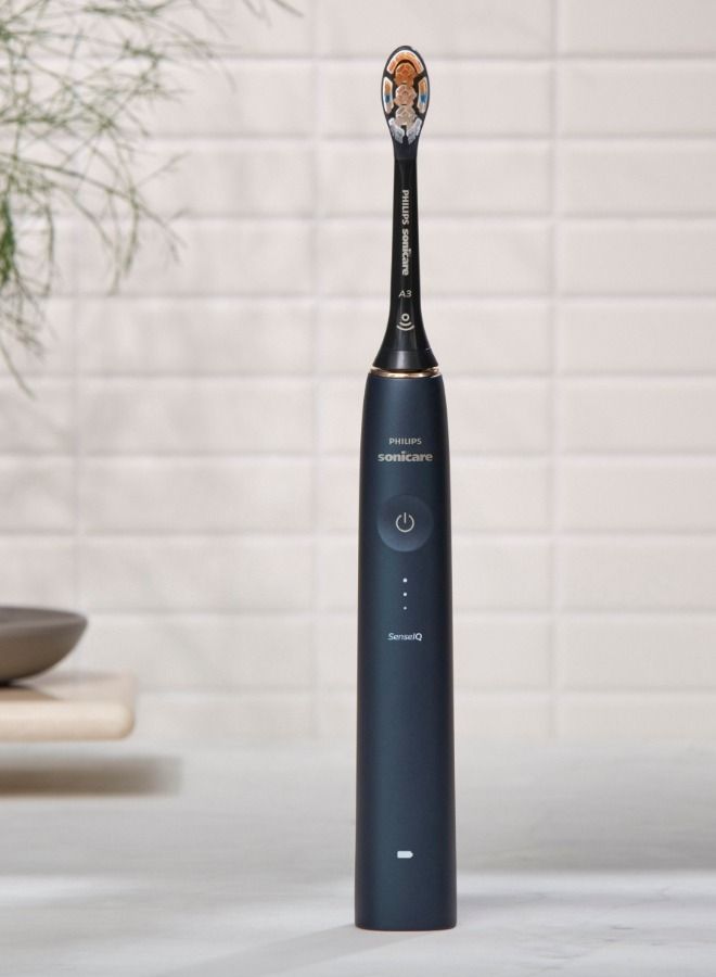 PHILIPS SONICARE فرشاة أسنان فيليبس سونيكير 9900 برستيج الكهربائية القابلة لإعادة الشحن مع تطبيق SenseIQ وتطبيق Sonicare المدعوم بالذكاء الاصطناعي؛ اللون أزرق منتصف الليل - HX9992/22 - Image 3