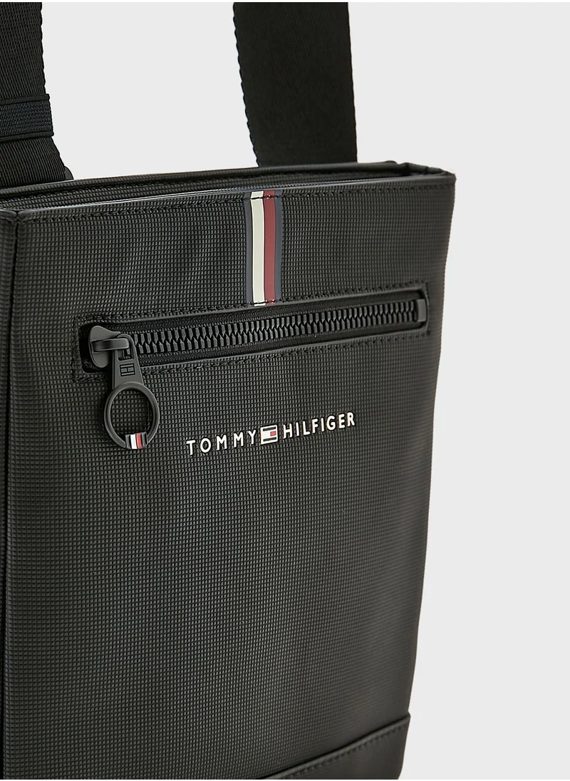 TOMMY JEANS Essential Mini Messenger Bag