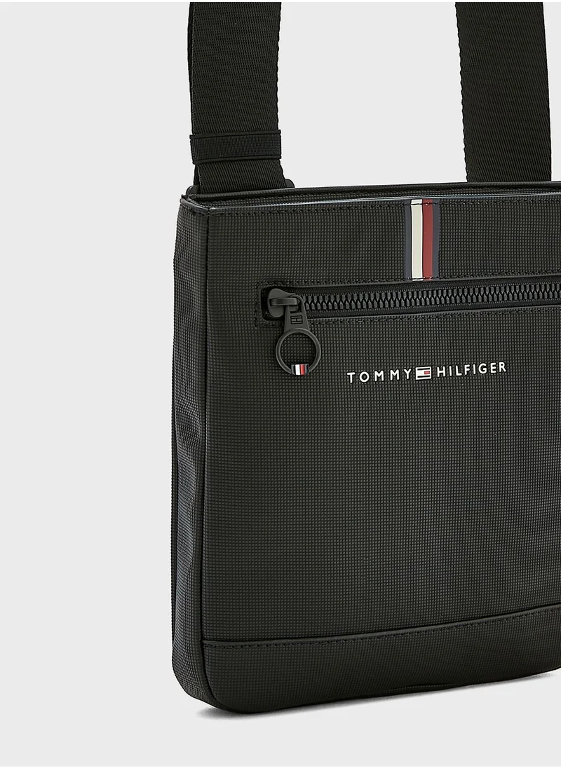 TOMMY JEANS Essential Mini Messenger Bag