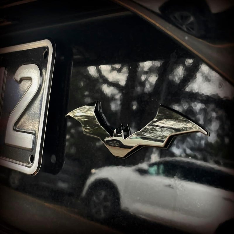 Fan Emblems شعارات المعجبين: ��زمة مزدوجة من شعار السيارة ثلاثي الأبعاد لفيلم "باتمان" - شعار جناح الخفاش السينمائي (كروم أسود) مواد عالية الكثافة - Image 2