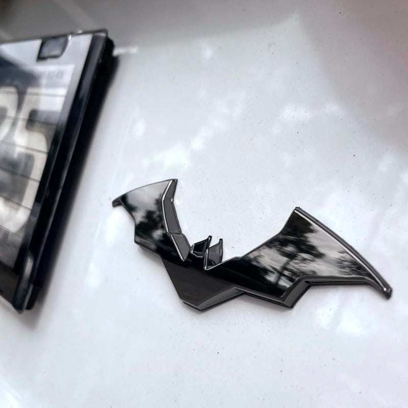 Fan Emblems شعارات المعجبين: ��زمة مزدوجة من شعار السيارة ثلاثي الأبعاد لفيلم "باتمان" - شعار جناح الخفاش السينمائي (كروم أسود) مواد عالية الكثافة - Image 4