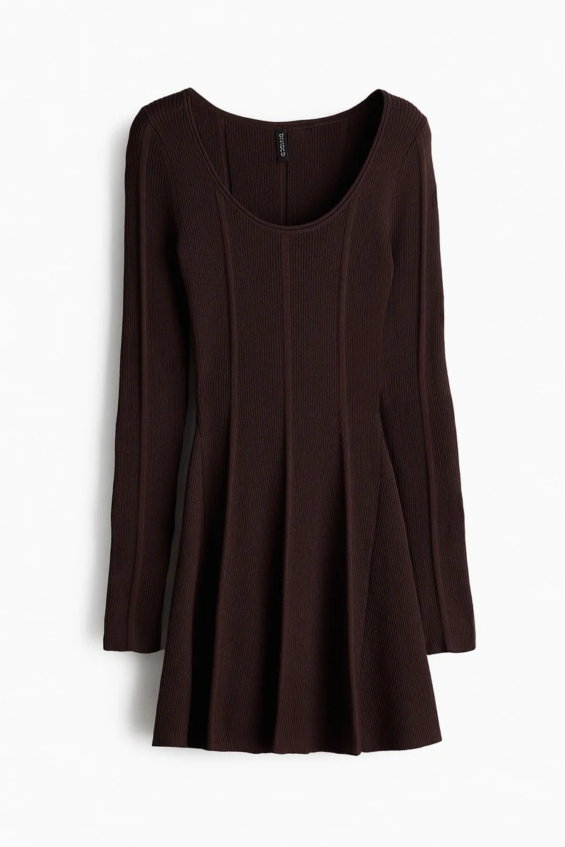 اتش اند ام فستان ميني محبوك من نسيج مرن بحافة واسعة