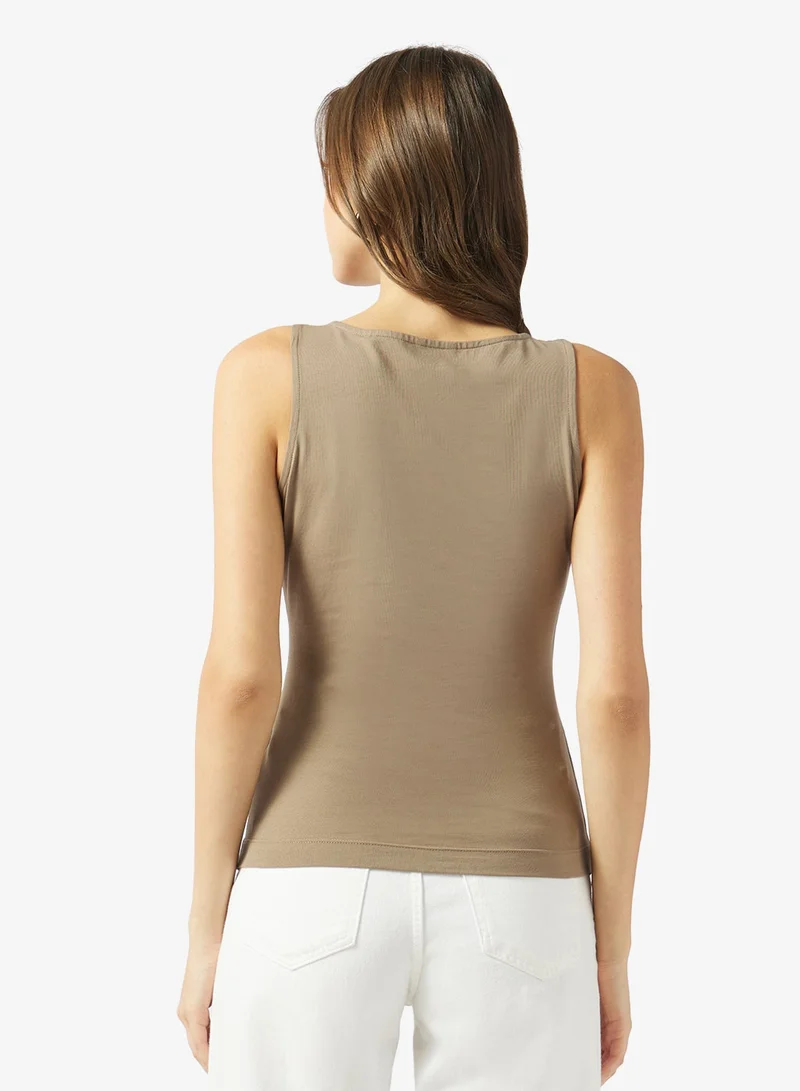 جس بلوزة بدون أكمام بفتحة رقبة مستديرة مطاطية