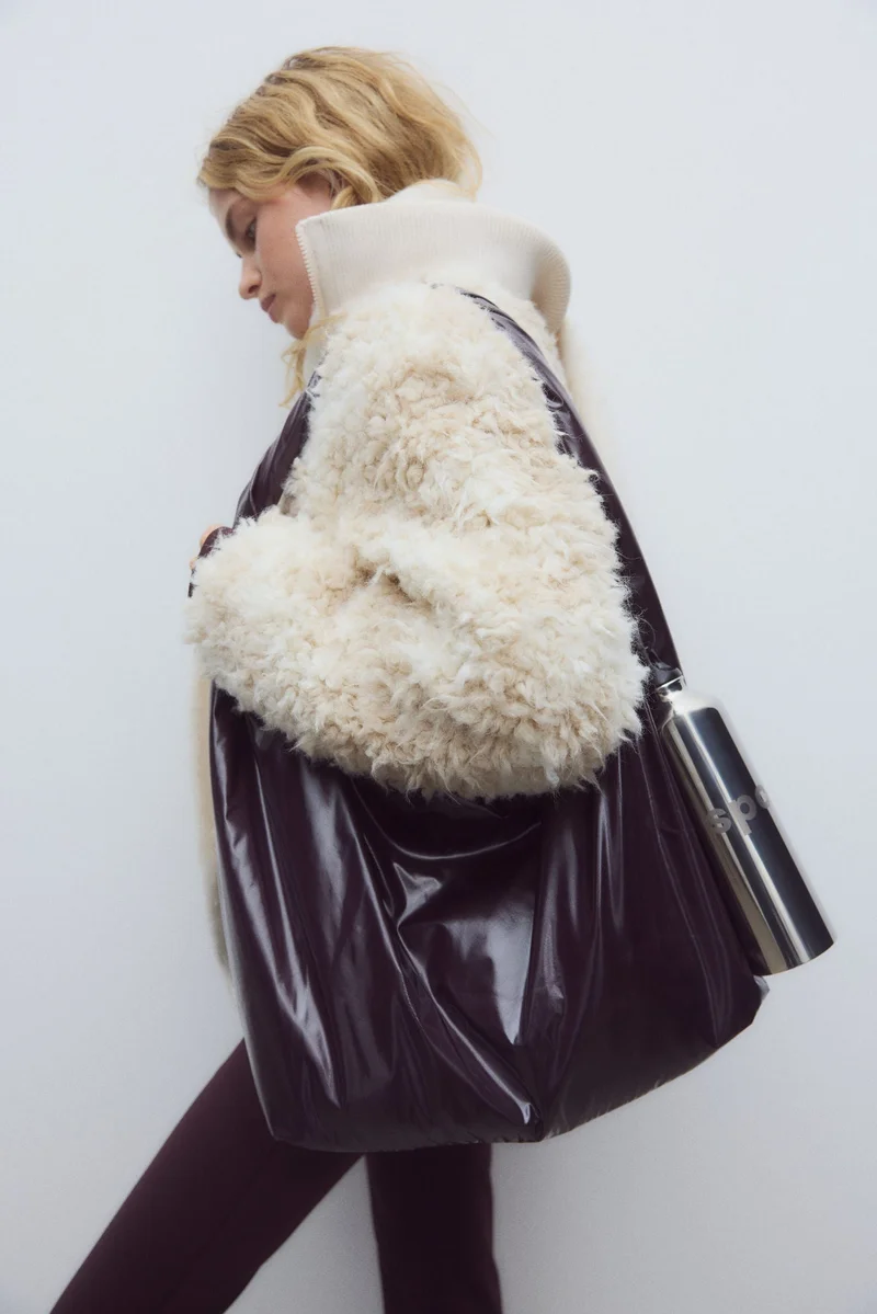 اتش اند ام حقيبة رياضية واسعة