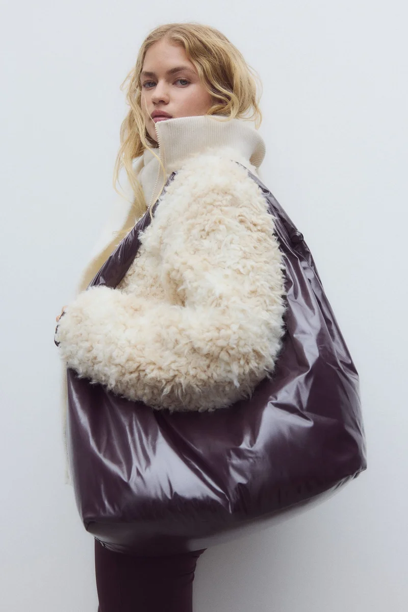 اتش اند ام حقيبة رياضية واسعة