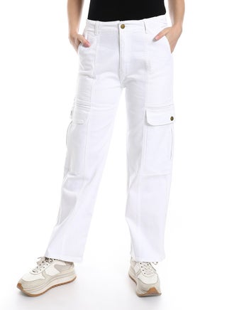 White cargo jeans with pockets on the front