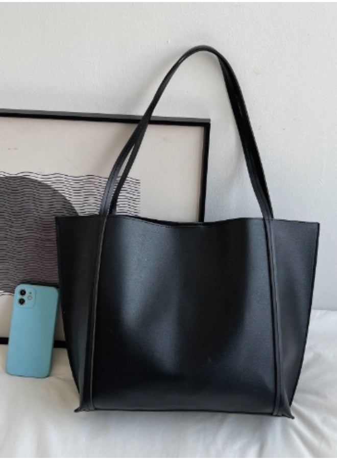 عرب شنطة يد نسائية بتصميم أنيق وكاجوال، تجمع بين الأناقة والسعة العملية. مصنوعة من خامات متينة، مما يجعلها الخيار المثالي للعمل، التسوق، أو حتى للسفر. شنطة متوسطة الحجم توفر لكِ مساحة واسعة لحمل جميع مستلزماتك اليومية بأناقة.  الأبعاد: الطول 31 سم × العرض 13 سم × الارتفاع 28 سم  شنطة كبيرة السعة  تصميم بسيط وأنيق يناسب كل الإطلالات  يمكن استخدامها كشنطة يد أو كتف  مثالية للعمل، الجامعة، التسوق والرحلات - Image 4