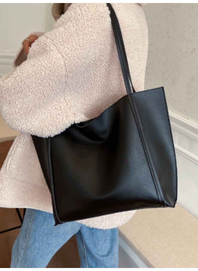 عرب شنطة يد نسائية بتصميم أنيق وكاجوال، تجمع بين الأناقة والسعة العملية. مصنوعة من خامات متينة، مما يجعلها الخيار المثالي للعمل، التسوق، أو حتى للسفر. شنطة متوسطة الحجم توفر لكِ مساحة واسعة لحمل جميع مستلزماتك اليومية بأناقة.  الأبعاد: الطول 31 سم × العرض 13 سم × الارتفاع 28 سم  شنطة كبيرة السعة  تصميم بسيط وأنيق يناسب كل الإطلالات  يمكن استخدامها كشنطة يد أو كتف  مثالية للعمل، الجامعة، التسوق والرحلات - Image 2