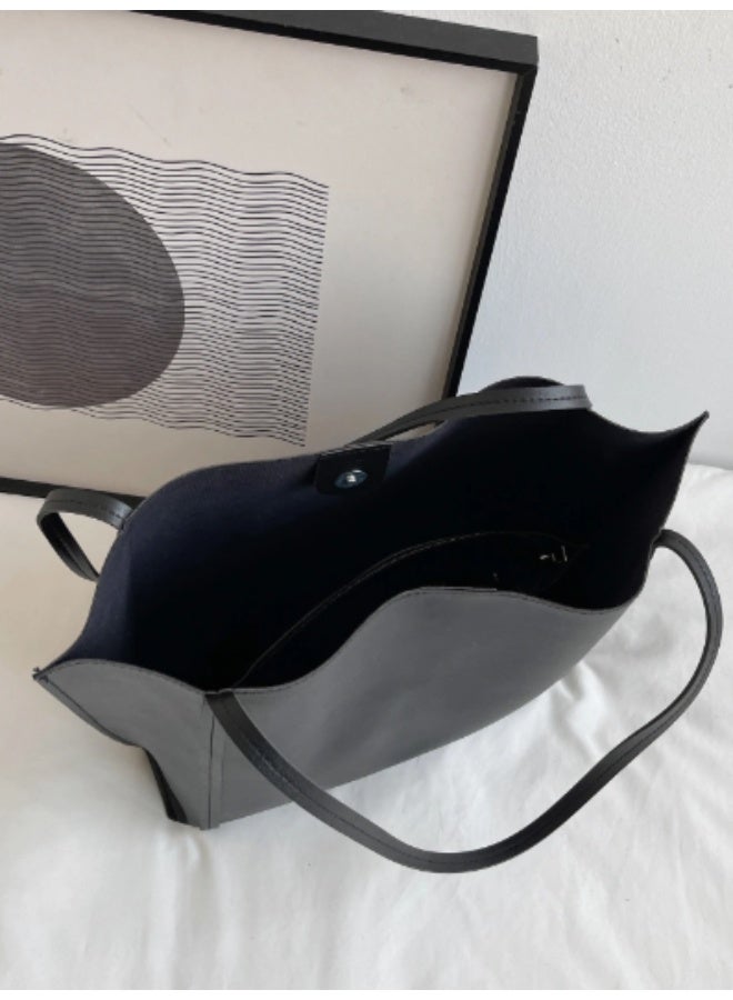 عرب شنطة يد نسائية بتصميم أنيق وكاجوال، تجمع بين الأناقة والسعة العملية. مصنوعة من خامات متينة، مما يجعلها الخيار المثالي للعمل، التسوق، أو حتى للسفر. شنطة متوسطة الحجم توفر لكِ مساحة واسعة لحمل جميع مستلزماتك اليومية بأناقة.  الأبعاد: الطول 31 سم × العرض 13 سم × الارتفاع 28 سم  شنطة كبيرة السعة  تصميم بسيط وأنيق يناسب كل الإطلالات  يمكن استخدامها كشنطة يد أو كتف  مثالية للعمل، الجامعة، التسوق والرحلات - Image 5