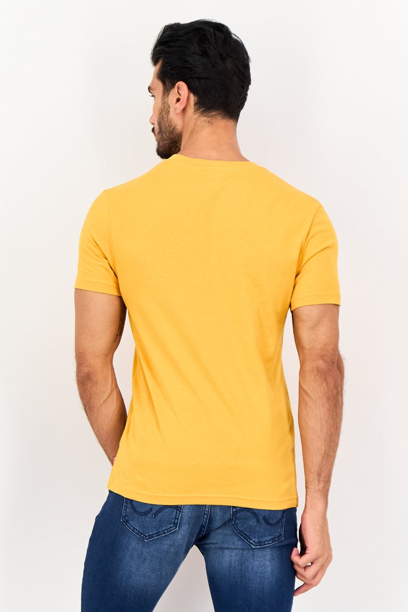 Levi's تي شيرت قصير الأكمام للرجال بياقة دائرية بشعار العلامة التجارية، خردل - Image 4