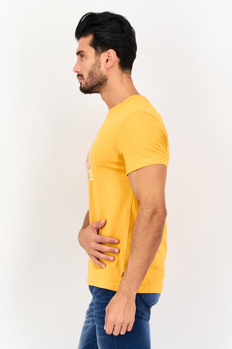 Levi's تي شيرت قصير الأكمام للرجال بياقة دائرية بشعار العلامة التجارية، خردل - Image 2