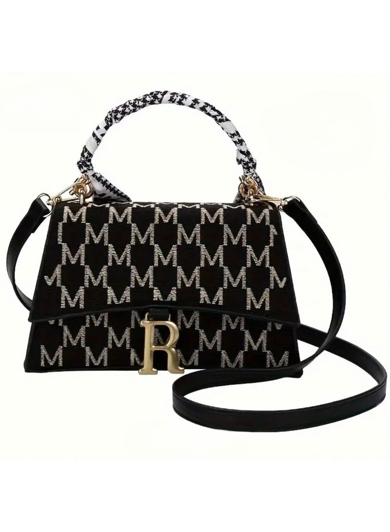 A stylish and fashionable multi-functional shoulder bag of high quality featuring the letter R and suitable for travel. It features a zipper decoration and the letter R on the body, can be carried by hand or worn on the hip, and provides ample storage space. - Image 2