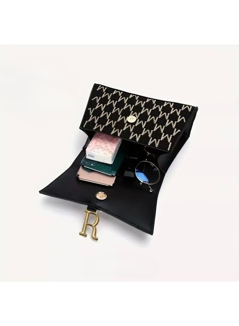 A stylish and fashionable multi-functional shoulder bag of high quality featuring the letter R and suitable for travel. It features a zipper decoration and the letter R on the body, can be carried by hand or worn on the hip, and provides ample storage space. - Image 4