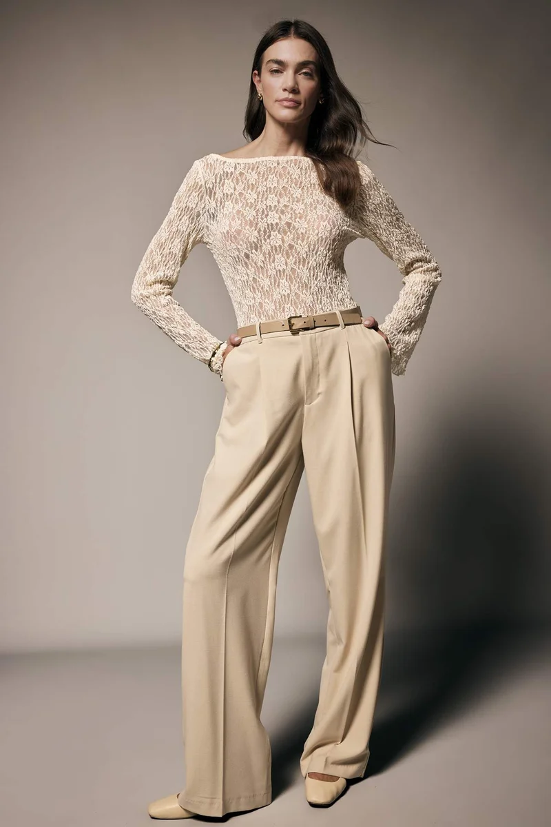 ديفاكتو Fitted Boat Neck Lace Blouse