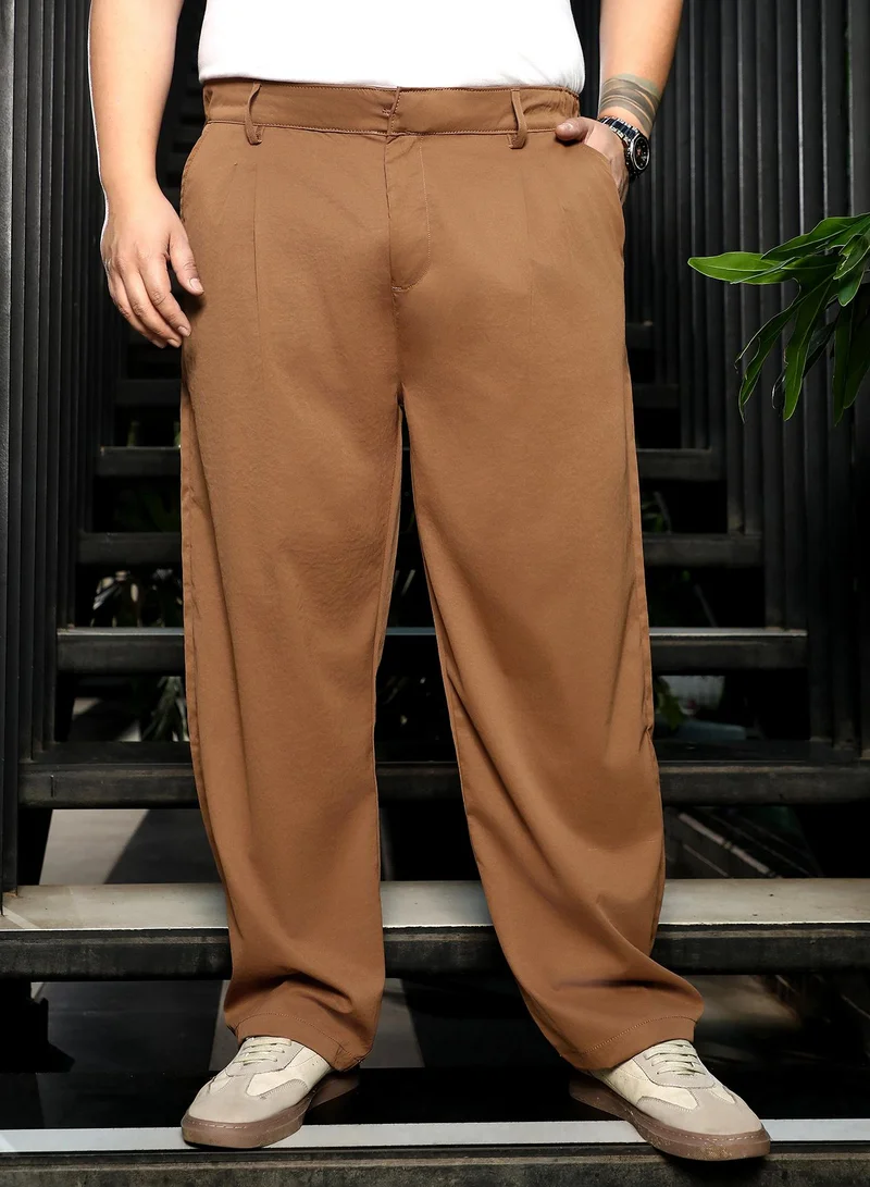 انستافاب بلس بنطلون رجالي بقصة مستقيمة بخصر مطاطي وجيوب جانبية وفتحة زر وحاشية مستقيمة، قماش منسوج سادة بلون بني للمقاسات الكبيرة والمناسبات المكتبية والكاجوال