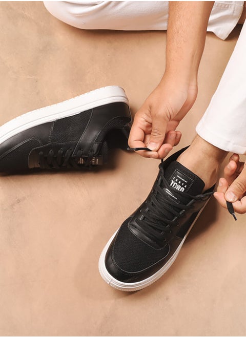 X7 Essential shoe padded with foam, crafted from leather and microfiber fabric