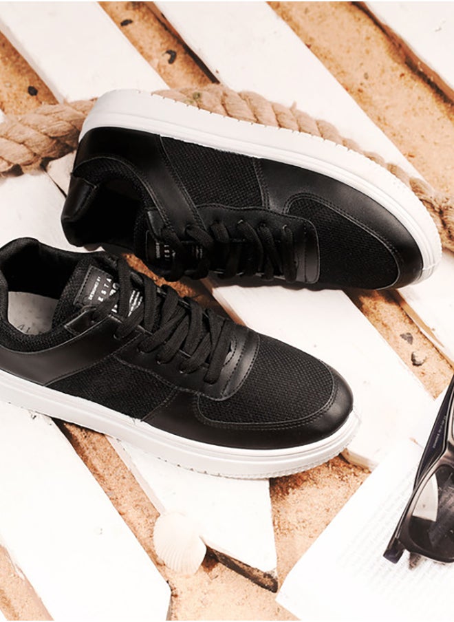X7 Essential shoe padded with foam, crafted from leather and microfiber fabric