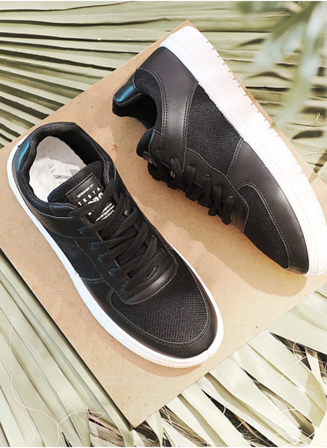 X7 Essential shoe padded with foam, crafted from leather and microfiber fabric
