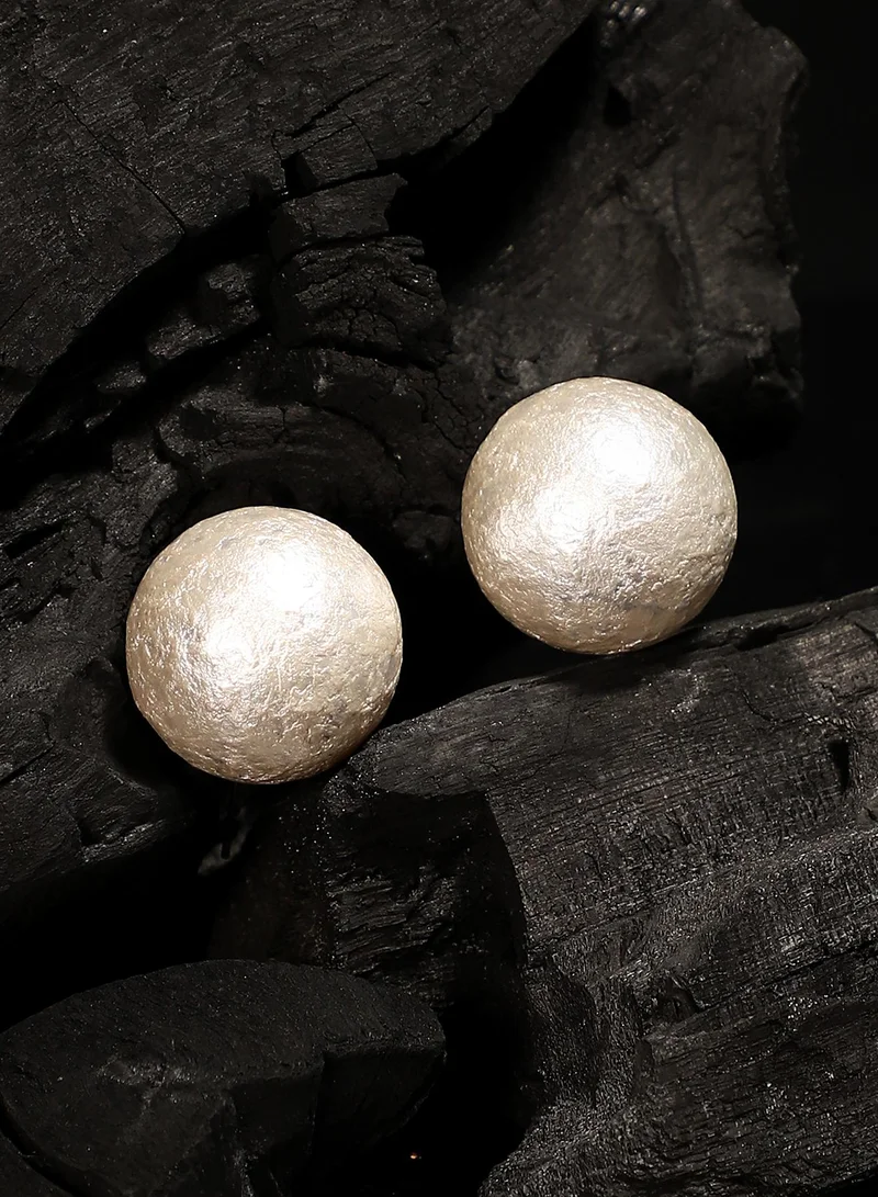 سوهي أقراط نسائية مرصعة بالخرز الصناعي بلون العاج الأبيض وذهبي كاليفورنيا بإغلاق ضاغط